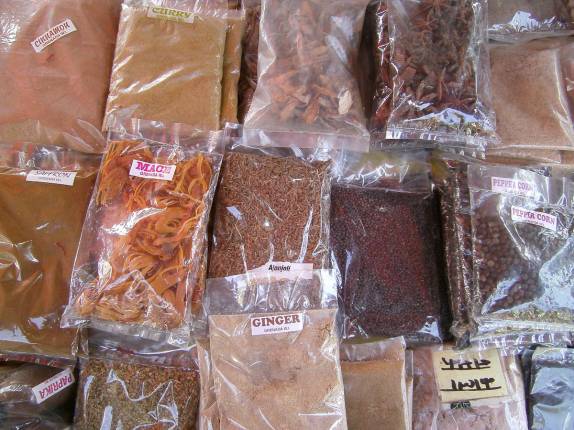 Muitos temperos da 'Spice Isle' no mercado de St. George's, capital de Granada